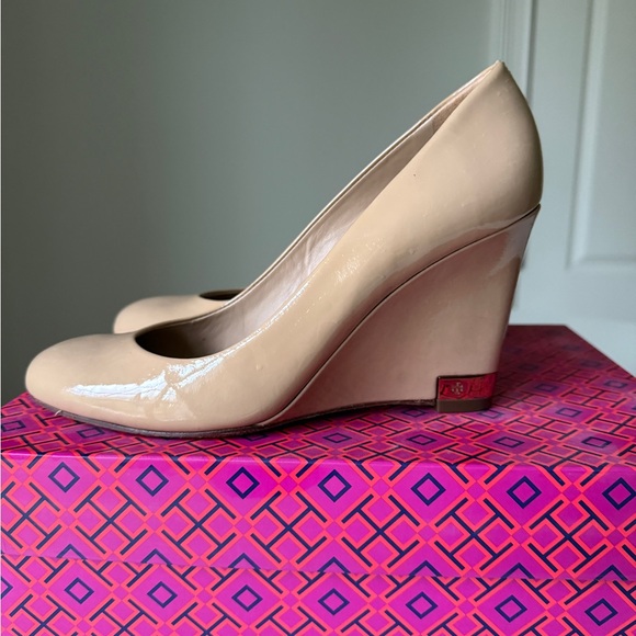 Tory Burch Nude Wedge Shoes - Picture 5 of 9
